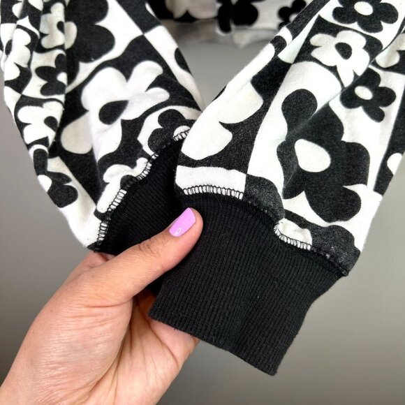 Wildfable black white 70s daiseys crop pull over size medium - Picture 4 of 7